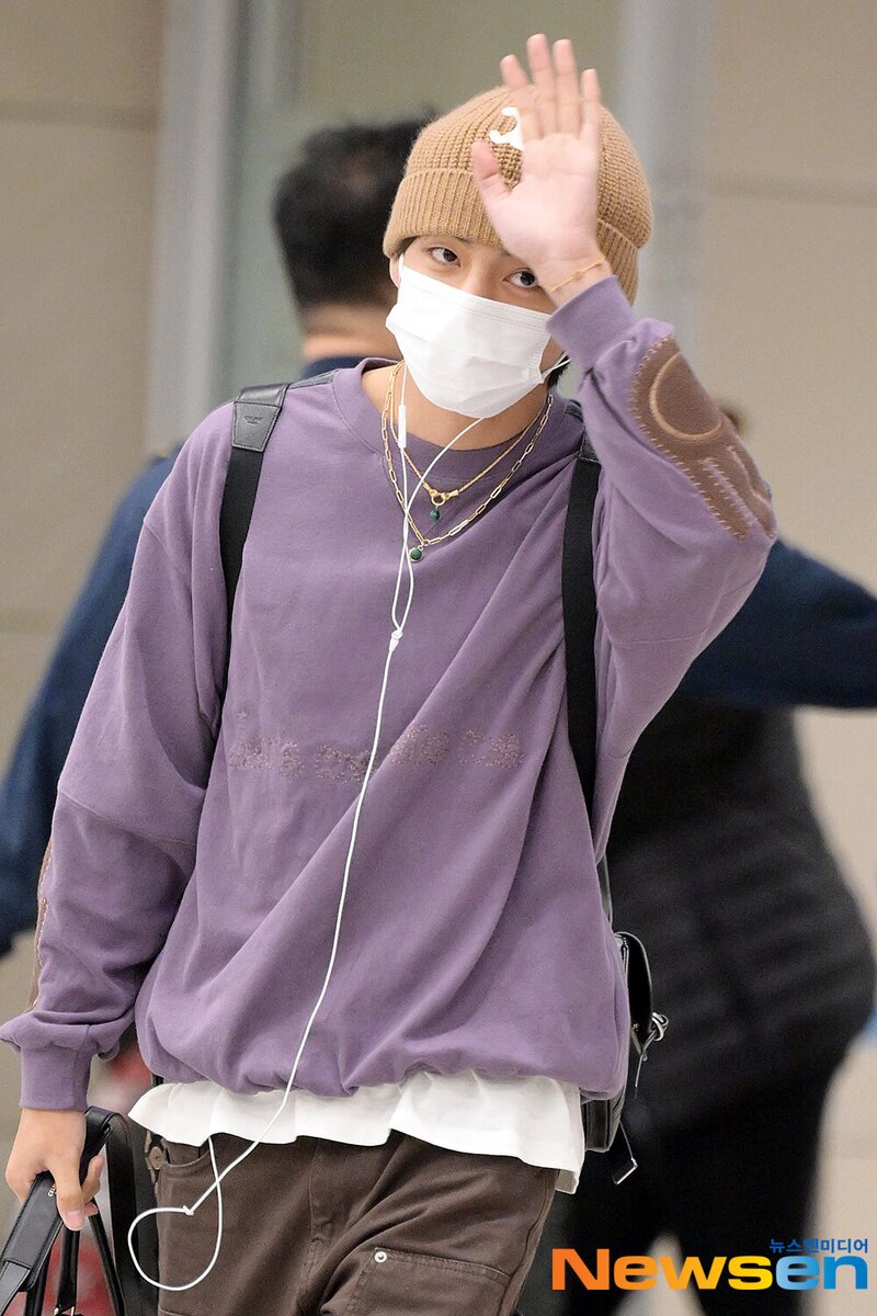 231026 BTS V at Incheon International Airport documents 4