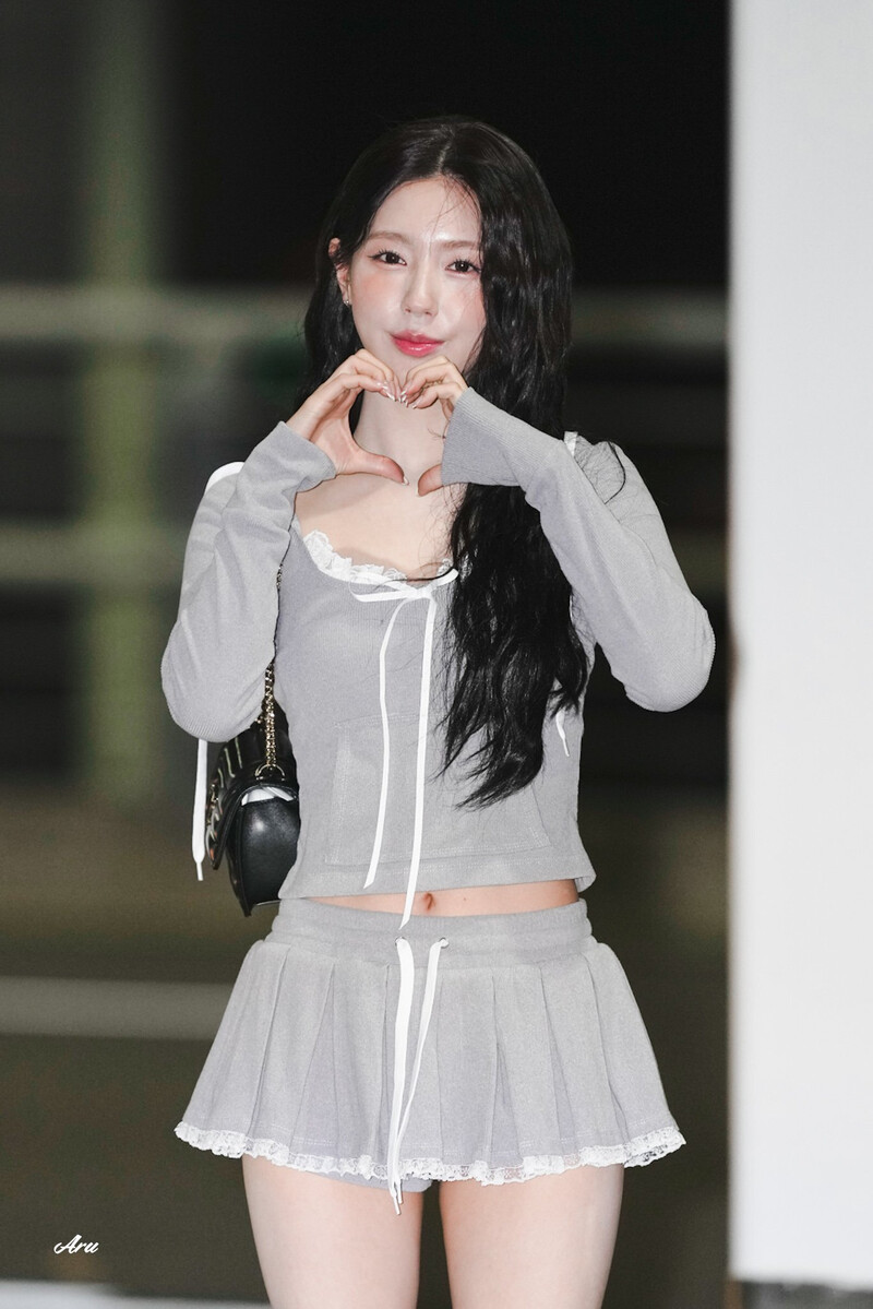 240418 (G)I-DLE Miyeon - ICN Airport documents 5