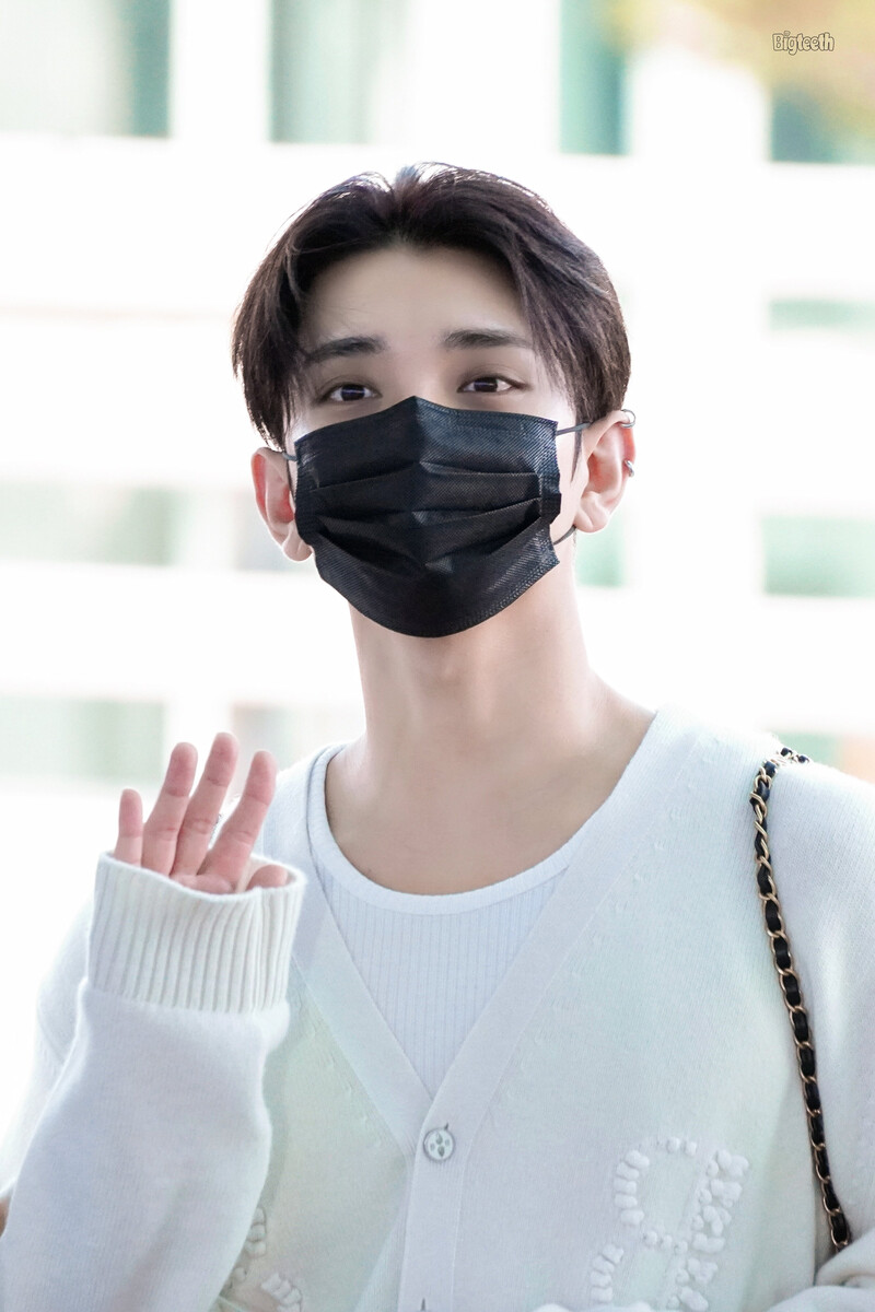 240625 SEVENTEEN Joshua at Incheon International Airport documents 2