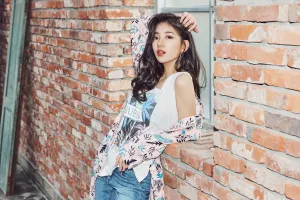 Suzy for GUESS 2017 SS