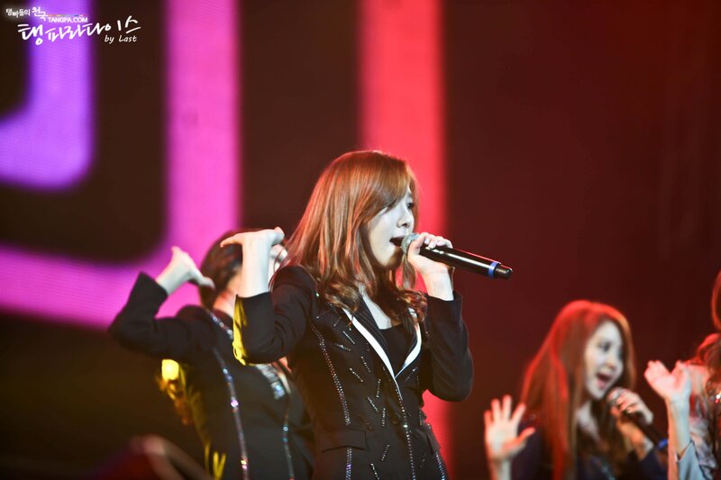 121021 Girls' Generation Taeyeon at GS& Concert documents 29