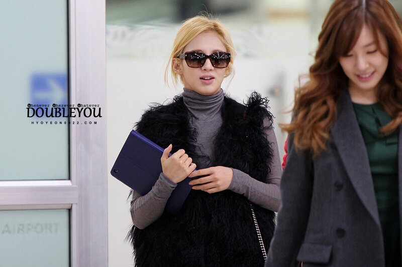 121114 Girls' Generation Hyoyeon at Gimpo Airport documents 5
