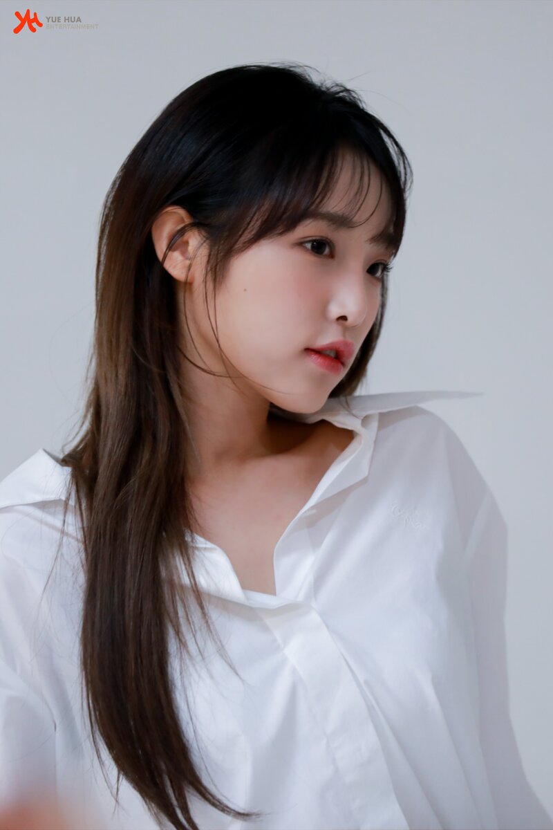 211117 Huehua Naver Post - Yena's Profile Photoshoot Behind | kpopping
