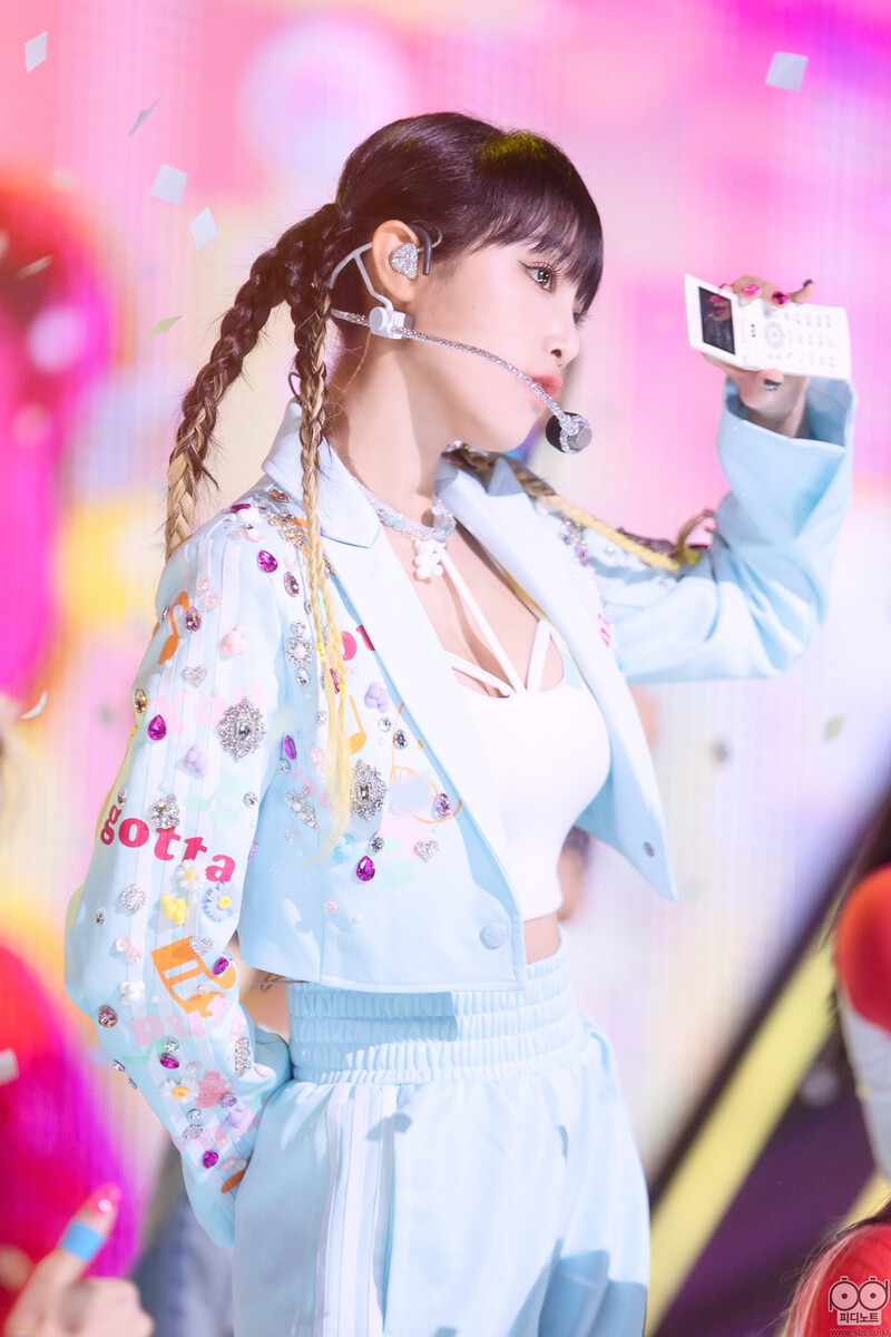 220814 Yena - 'SMARTPHONE' at Inkigayo documents 5