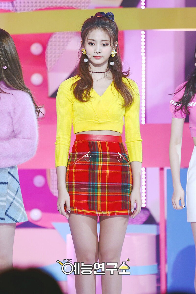 171216 TWICE Tzuyu - 'Heart Shaker' & 'Merry & Happy' at Music Core documents 2