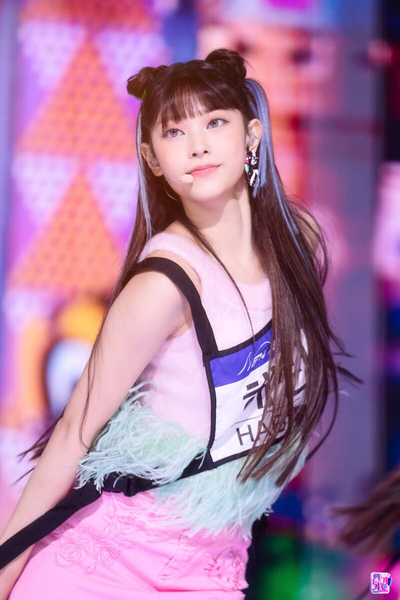 220821 NewJeans Haerin - 'Attention' at Inkigayo documents 11