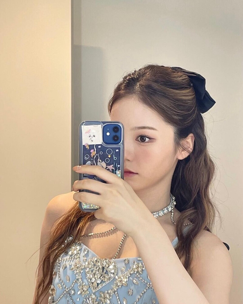 220907 - NiziU Instagram Update: Ayaka documents 1