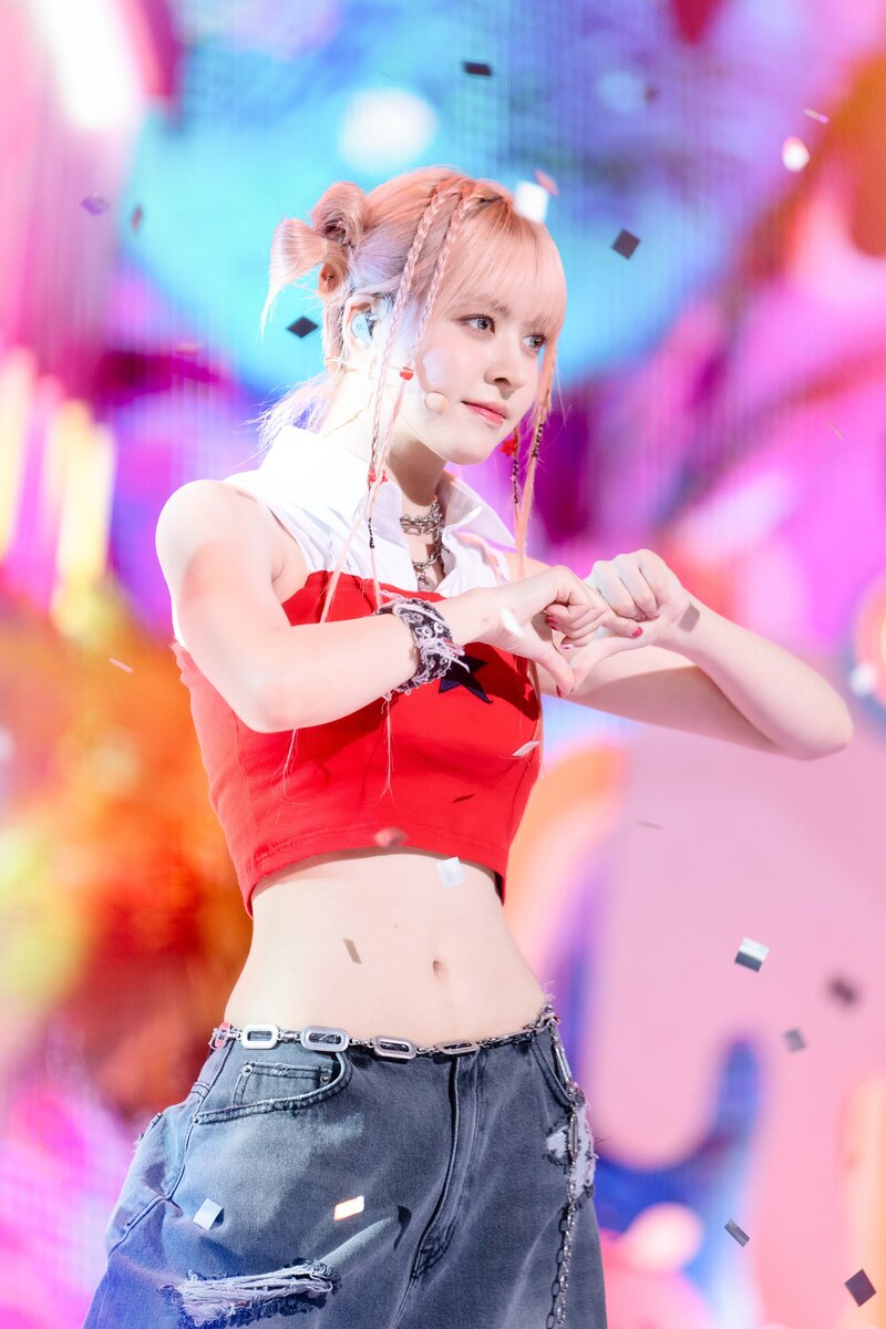 230326 NMIXX Lily - 'Love Me Like This' at Inkigayo documents 3