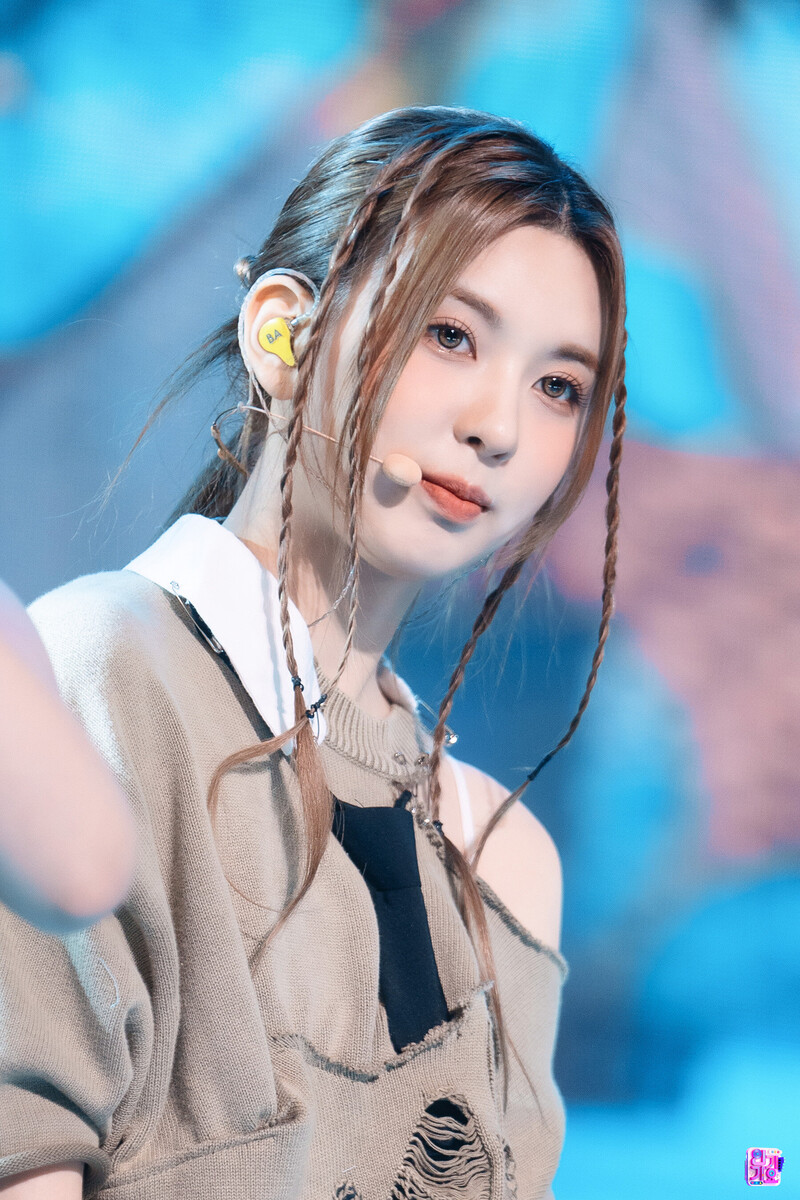 230402 NMIXX Bae - 'Love Me Like This' at Inkigayo documents 2