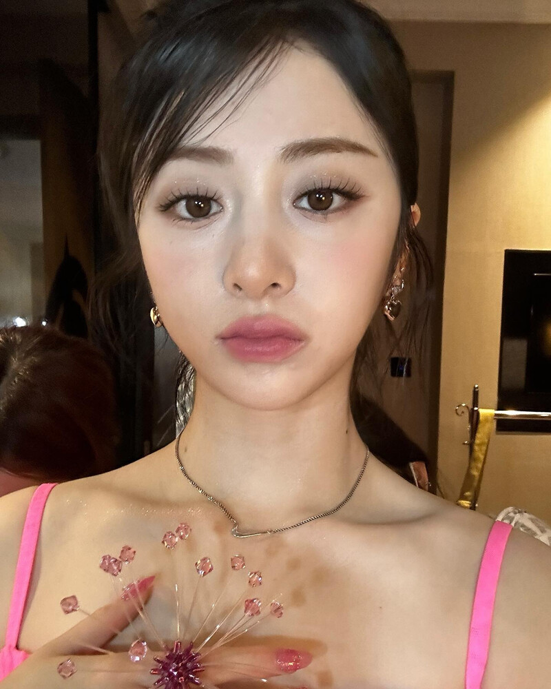 230502-LE-SSERAFIM-Yunjin-Instagram-Update-documents-6.jpeg