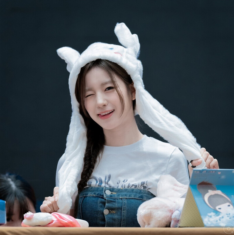 240804 WOOYEON of WOOAH at Fansign event & Commute documents 3