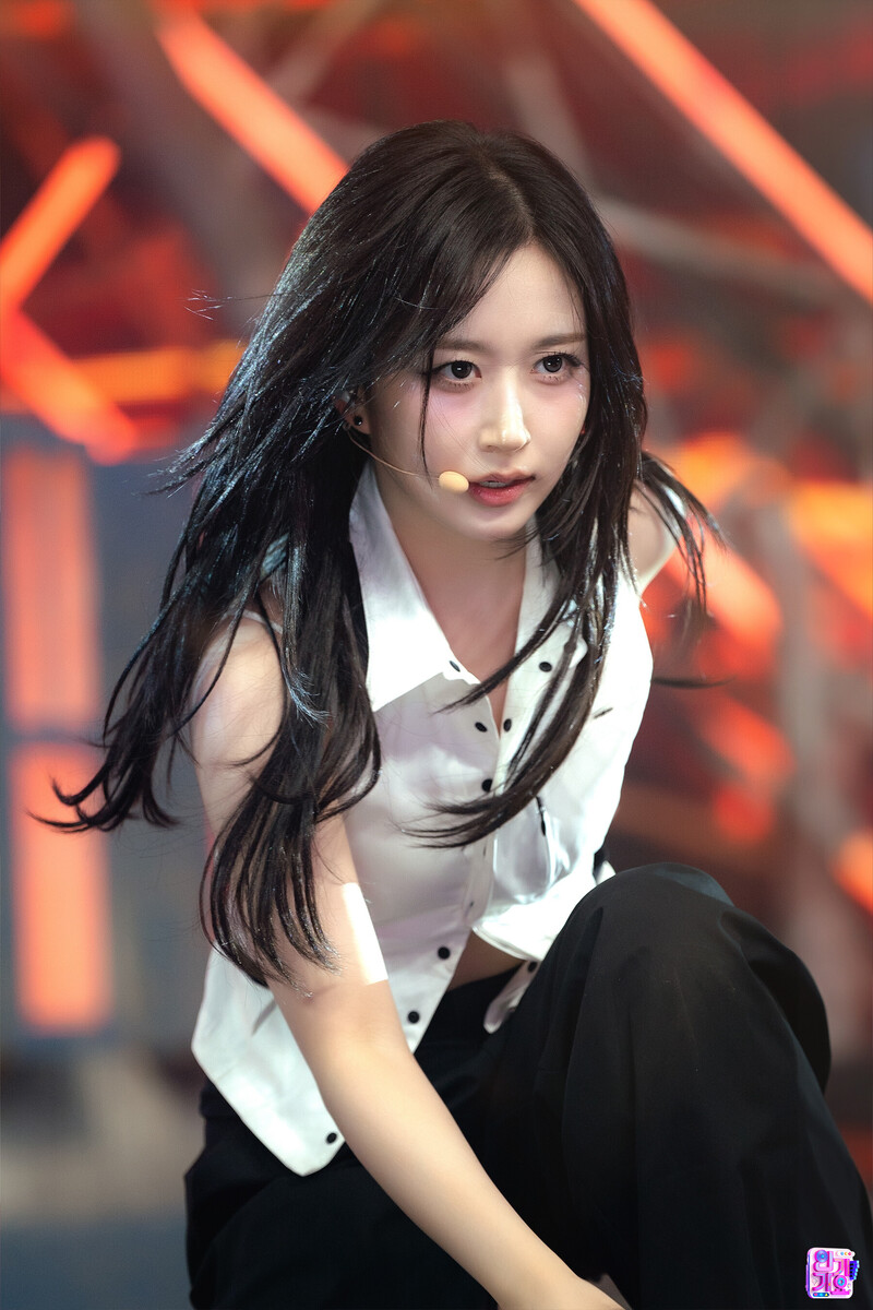 240825 NMIXX Haewon - 'See that?' at Inkigayo documents 2