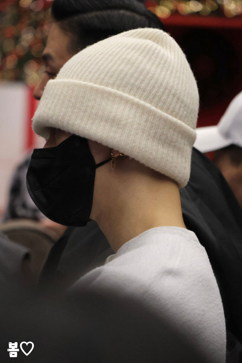 241227 StrayKids Hyunjin at Airport documents 6