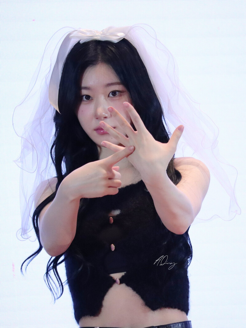 250104 ITZY Chaeryeong at Fansign in Guangzhou documents 1