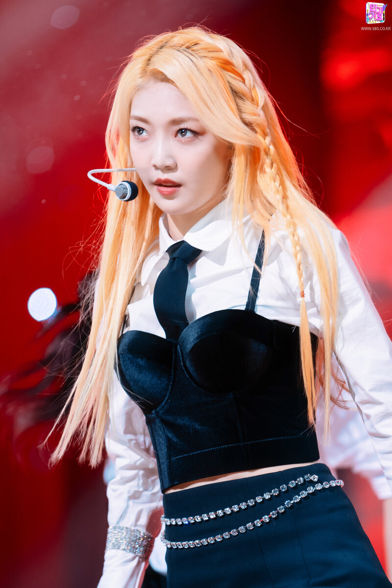 211212 EVERGLOW Onda - "Pirate" at Inkigayo documents 6