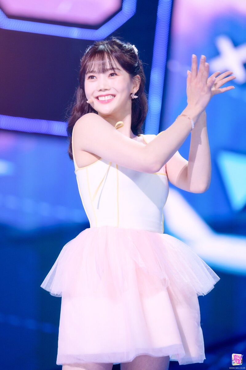 220410 OH MY GIRL Hyojung - 'Real Love' at Inkigayo documents 1