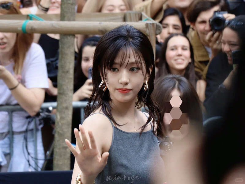 230920 An Yujin at the Milan Fashion Week for Fendi SS24 documents 7