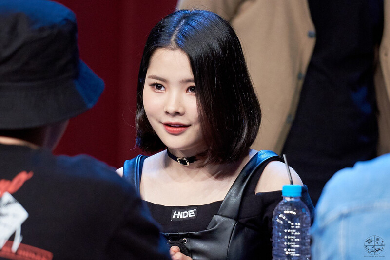 180428 Weki Meki Rina at Daejeon Fansign documents 1