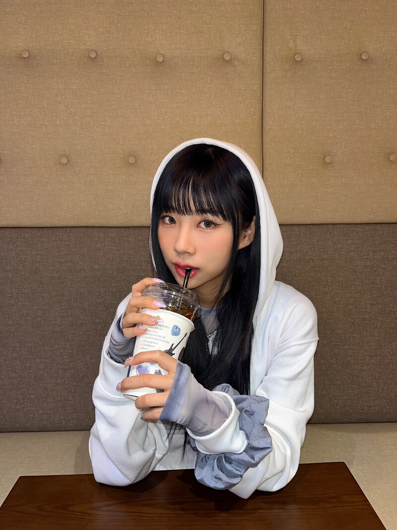 230214 PURPLE KISS Twitter Update - Yuki documents 3