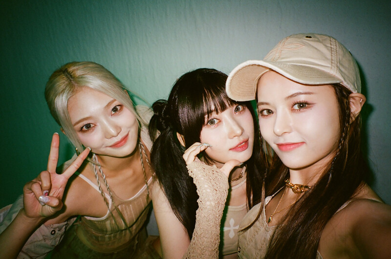 230930 M2 Twitter Update - EVERGLOW - September Film Camera Photos documents 7