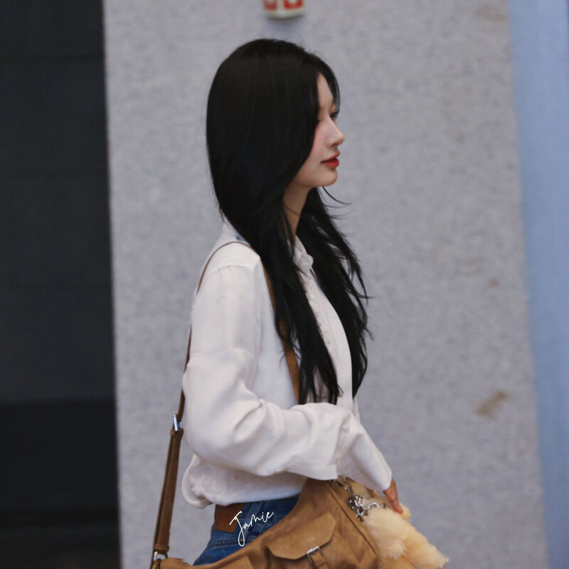 240628 NMIXX Sullyoon at Gimpo International Airport documents 14