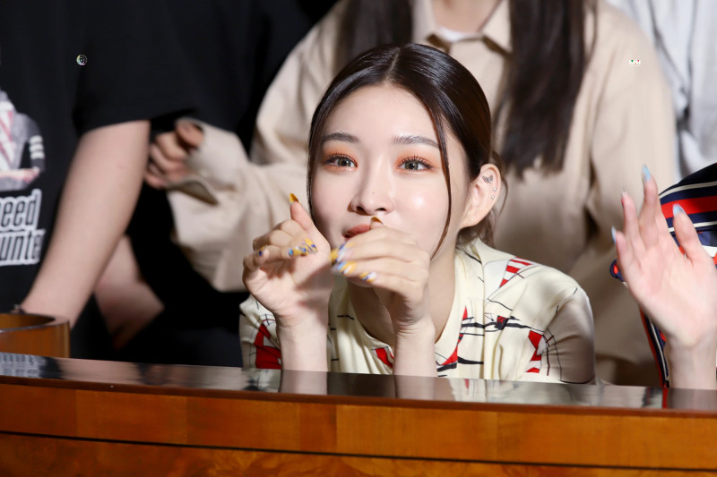210514 Chungha Cafe Update - Marie Claire Photoshoot Behind documents 16