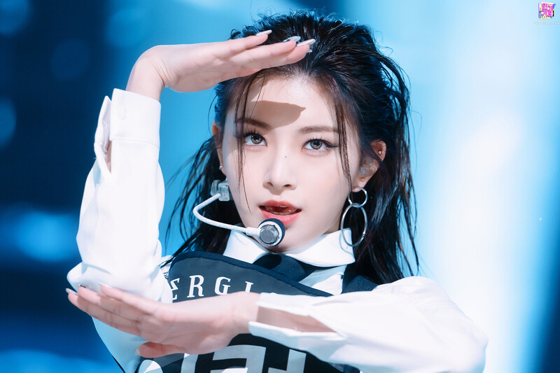 211212 EVERGLOW Yiren - "Pirate" at Inkigayo documents 1