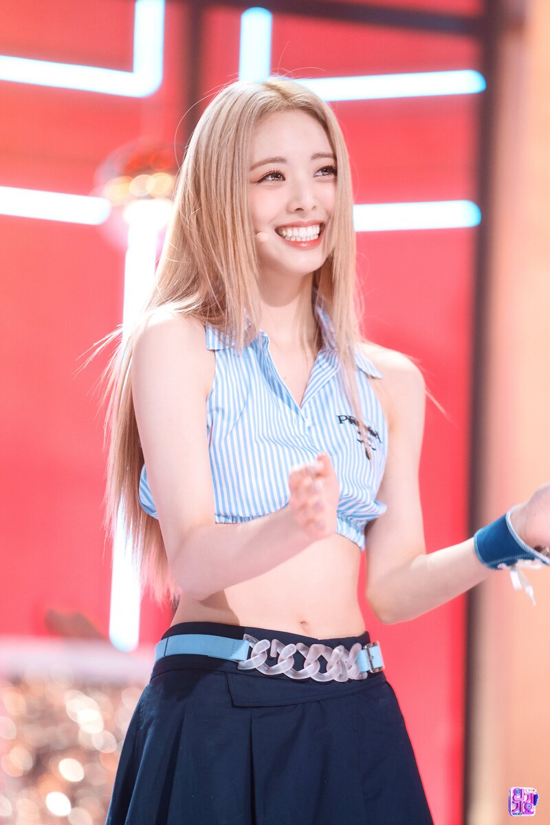 220717 ITZY Yuna - Sneakers at SBS Inkigayo documents 18