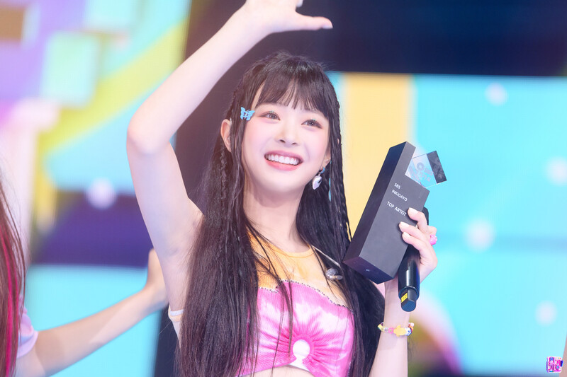 220821 NewJeans Hanni - 'Attention' at Inkigayo documents 11