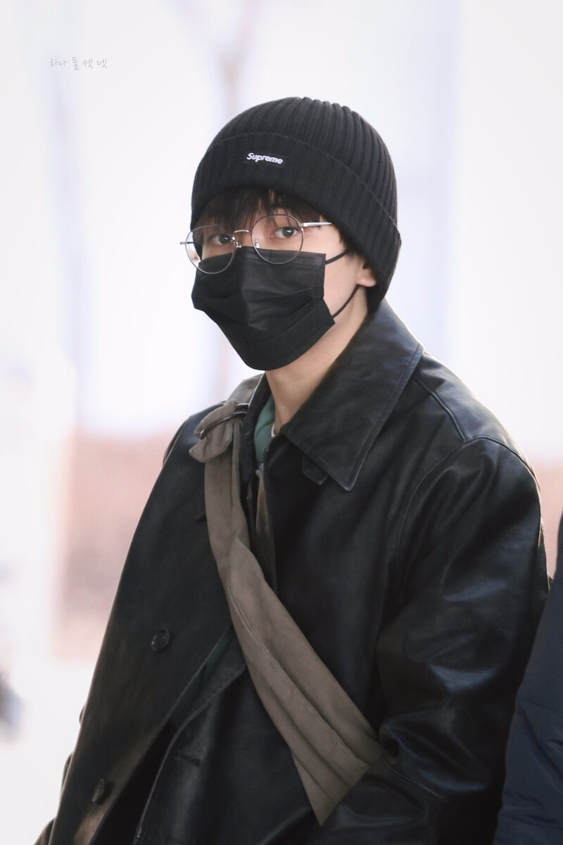 241229 SEVENTEEN Wonwoo at Gimpo International Airport documents 1