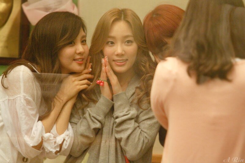120504 Girls' Generation Tiffany, Taeyeon & Seohyun at Sukira documents 8