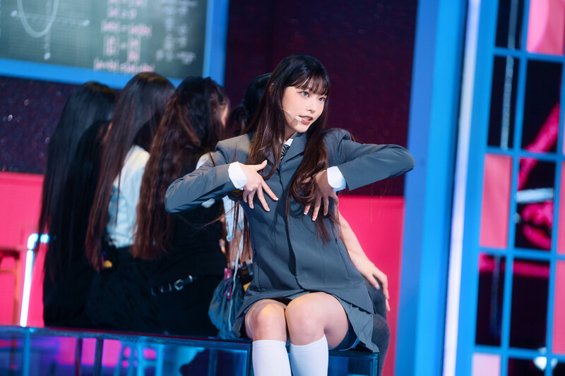 220807 NewJeans Haerin 'Cookie' at Inkigayo documents 15