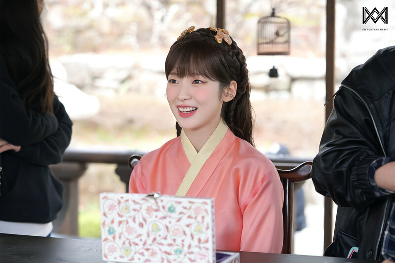 220907 WM Naver Post - OH MY GIRL Arin - 'Alchemy of Souls' Behind documents 3