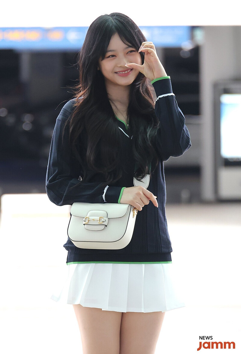 230921 NewJeans Hanni - Incheon International Airport documents 3