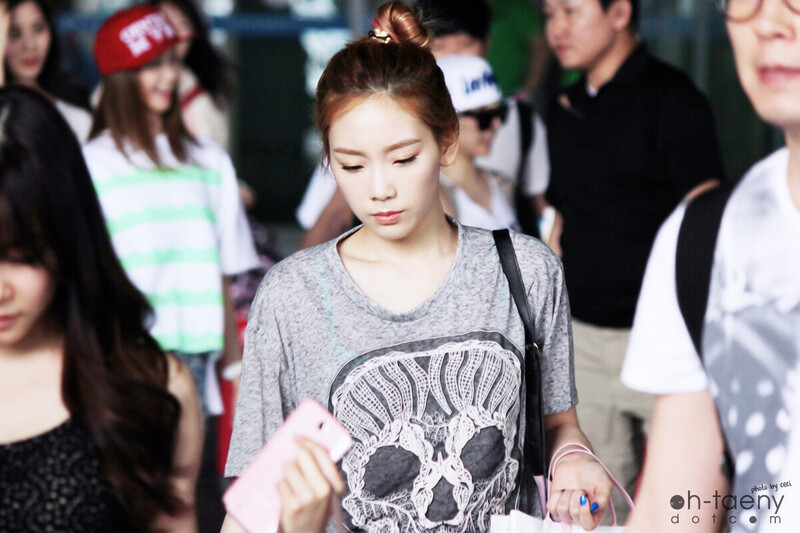 130722 Girls' Generation Taeyeon at Taoyuan Airport documents 1