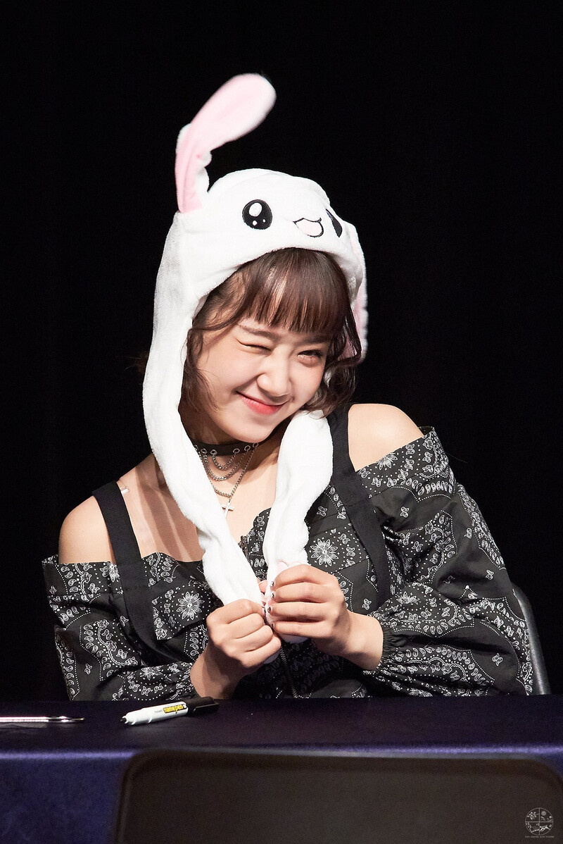 181020 Weki Meki Yoojung at 'KISS, KICKS' Fansign documents 13