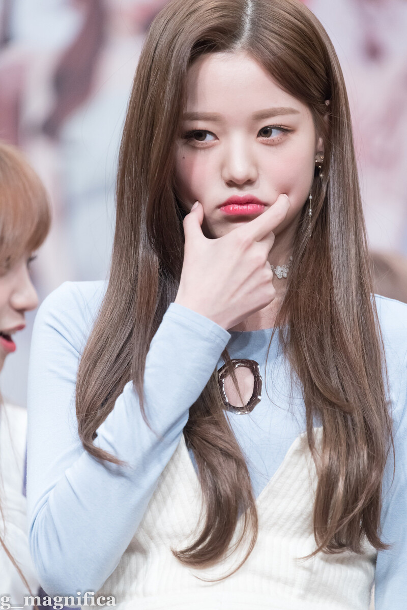 181117 IZ*ONE Wonyoung at Fansign documents 24