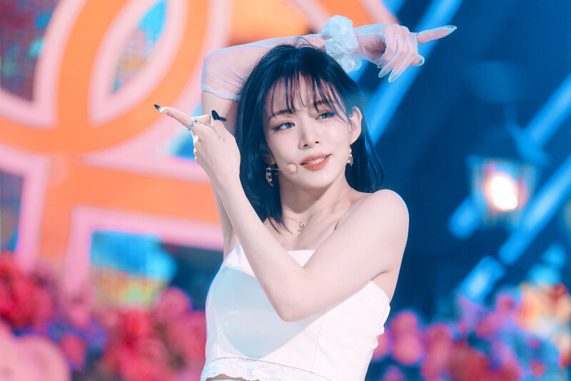 220123 fromis_9 Chaeyoung - 'DM' at Inkigayo documents 7