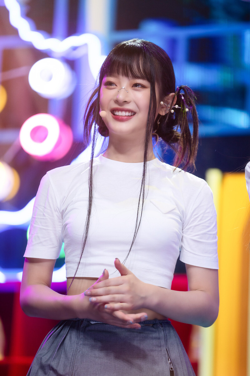 220807 NewJeans Hanni 'Cookie' at Inkigayo documents 24