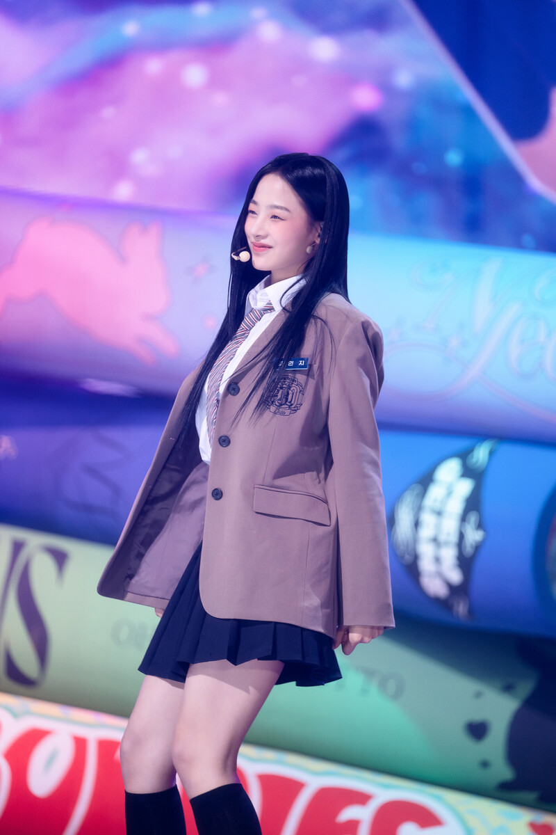 230115 NewJeans Minji 'Ditto' at Inkigayo documents 3