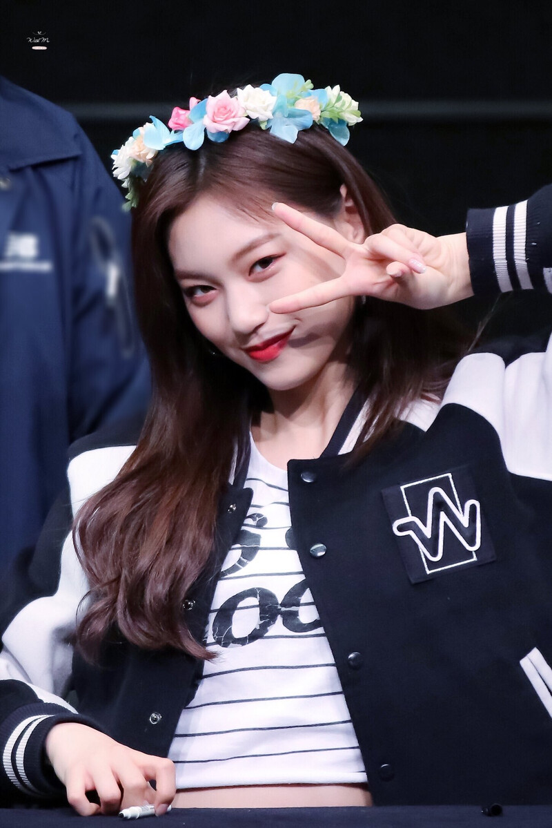 180408 Weki Meki Doyeon at Incheon 'Lucky' Fansign documents 2