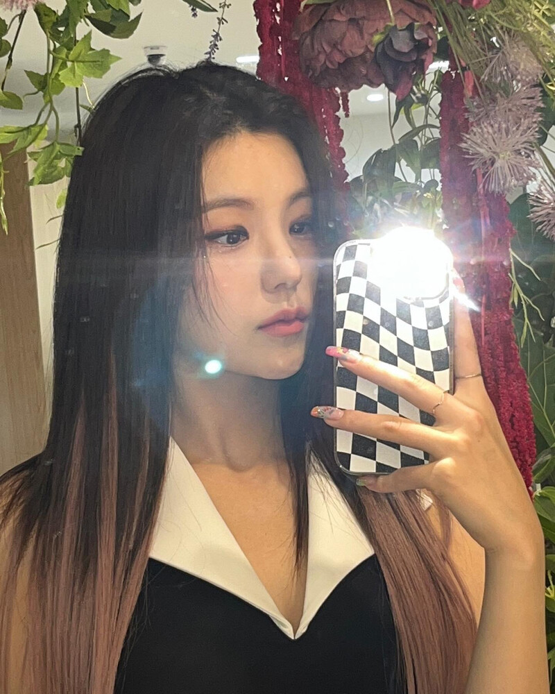 220804 ITZY Instagram Update - Yeji documents 6