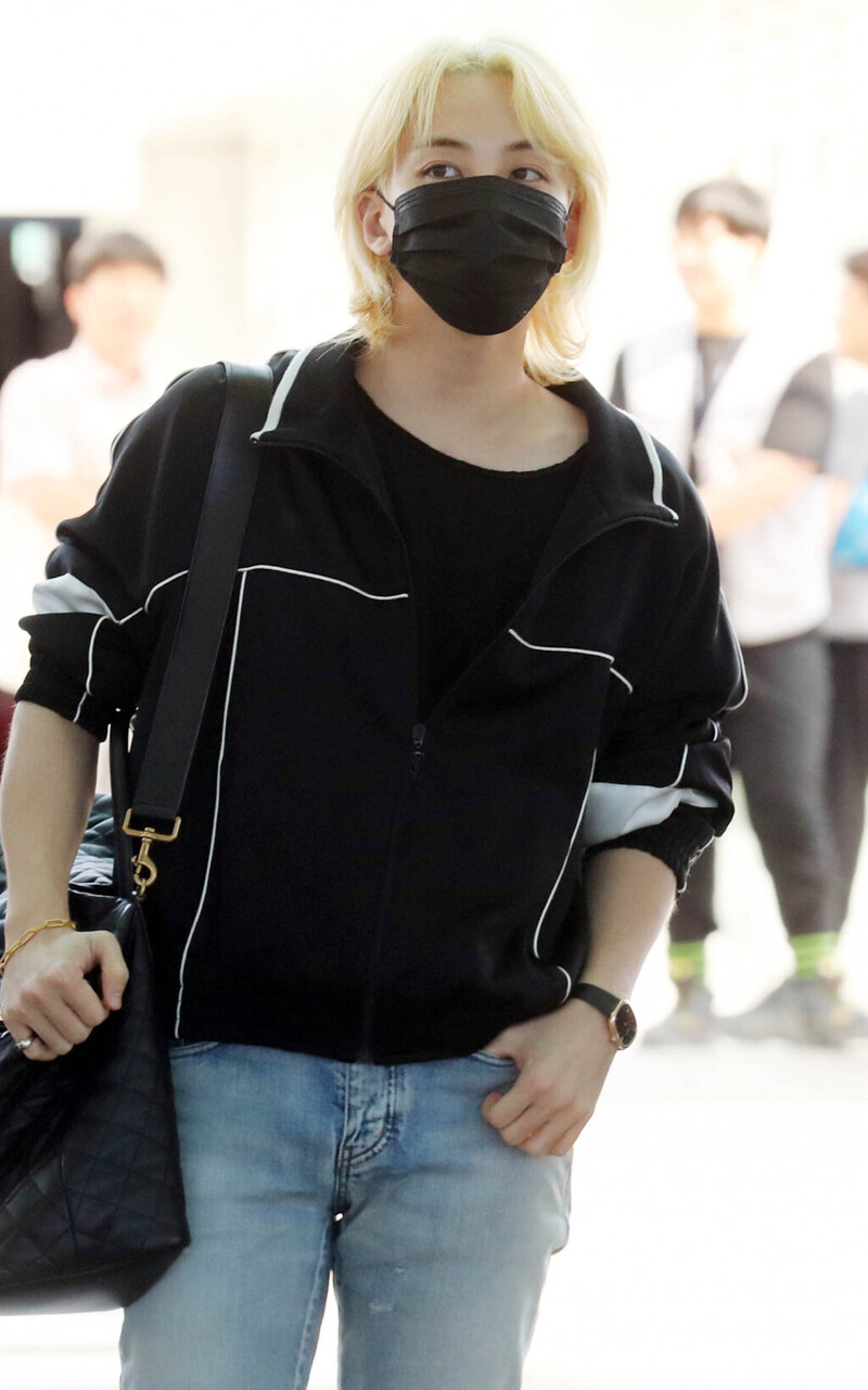 240625 SEVENTEEN Jeonghan at Incheon International Airport documents 4