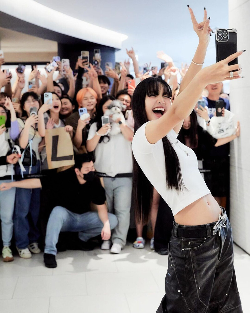 240714 LISA - ‘ROCKSTAR’ POP-UP STORE IN SEOUL documents 3