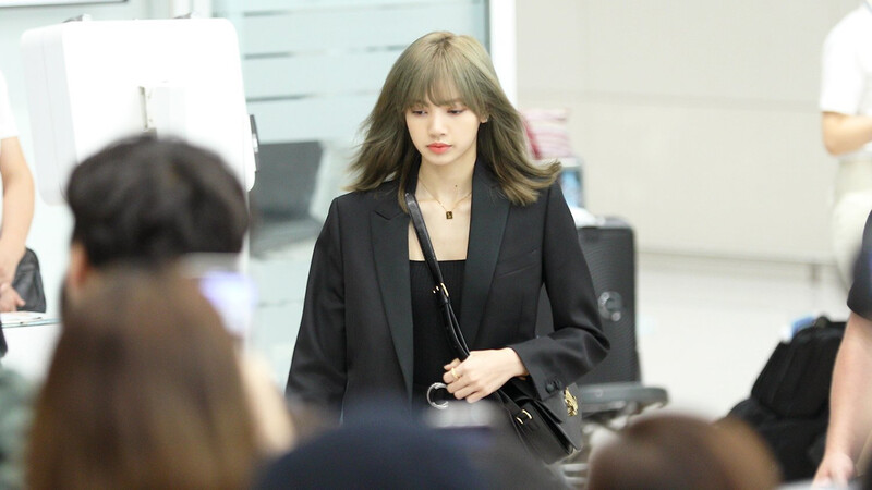 190626 - LISA at Airport Incheon back From Paris documents 1