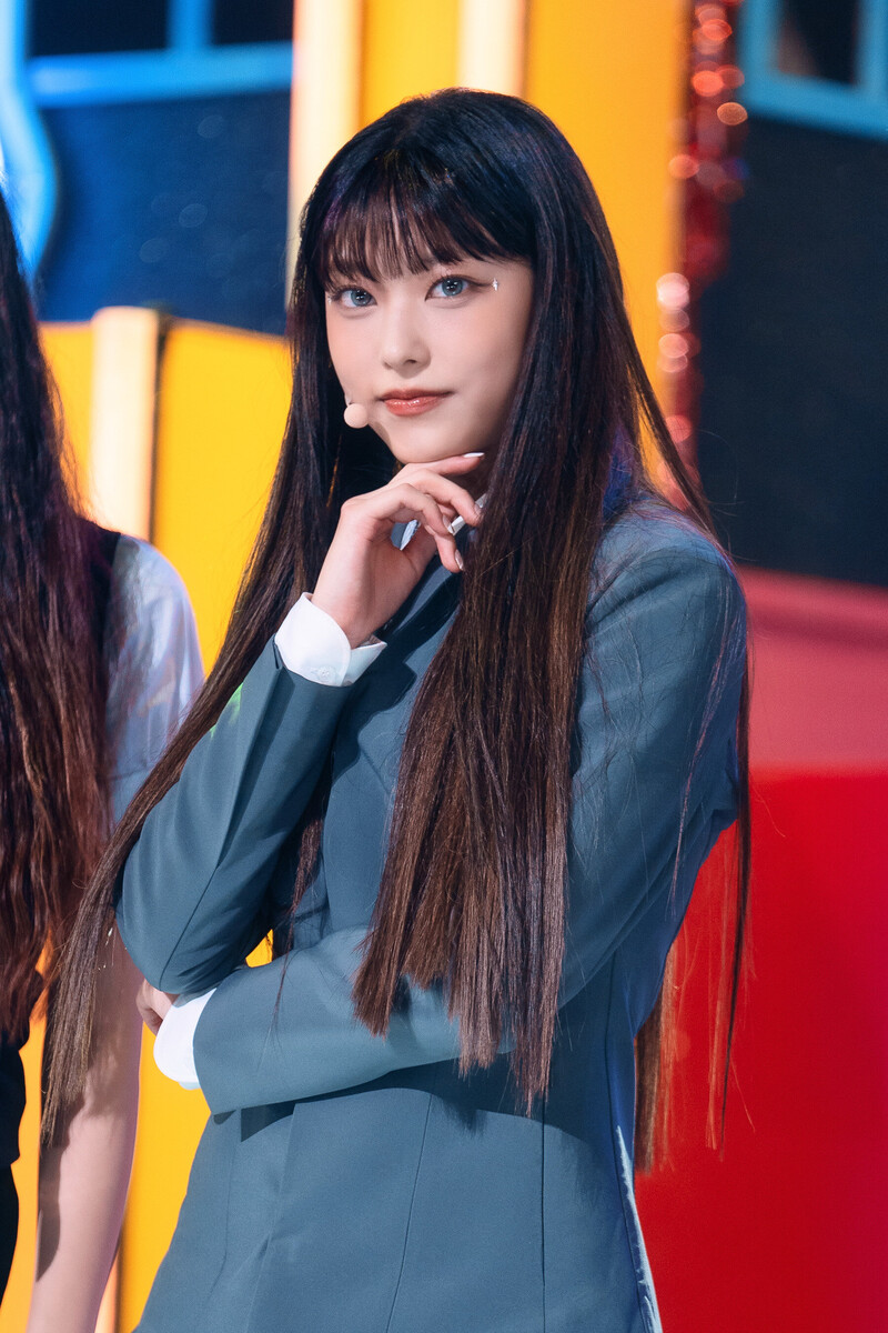 220807 NewJeans Haerin 'Cookie' at Inkigayo documents 19