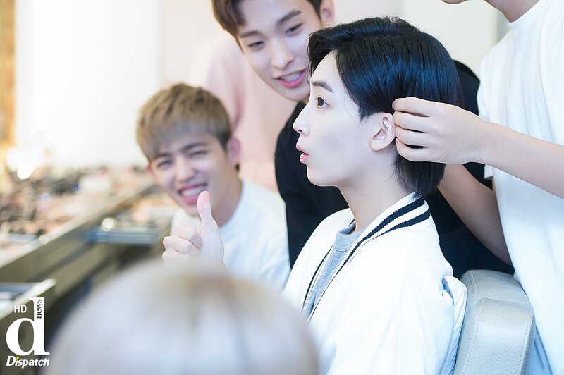 161116 SEVENTEEN for MBC Every1 'StarShow 360' preparation [Dispatch] - Jeonghan documents 6