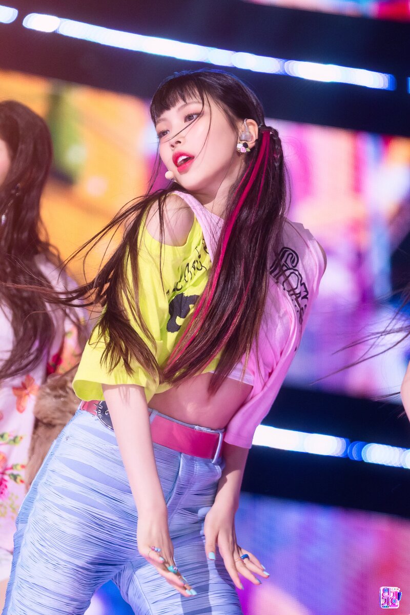 220821 NewJeans Hyein - 'Attention' at Inkigayo documents 13