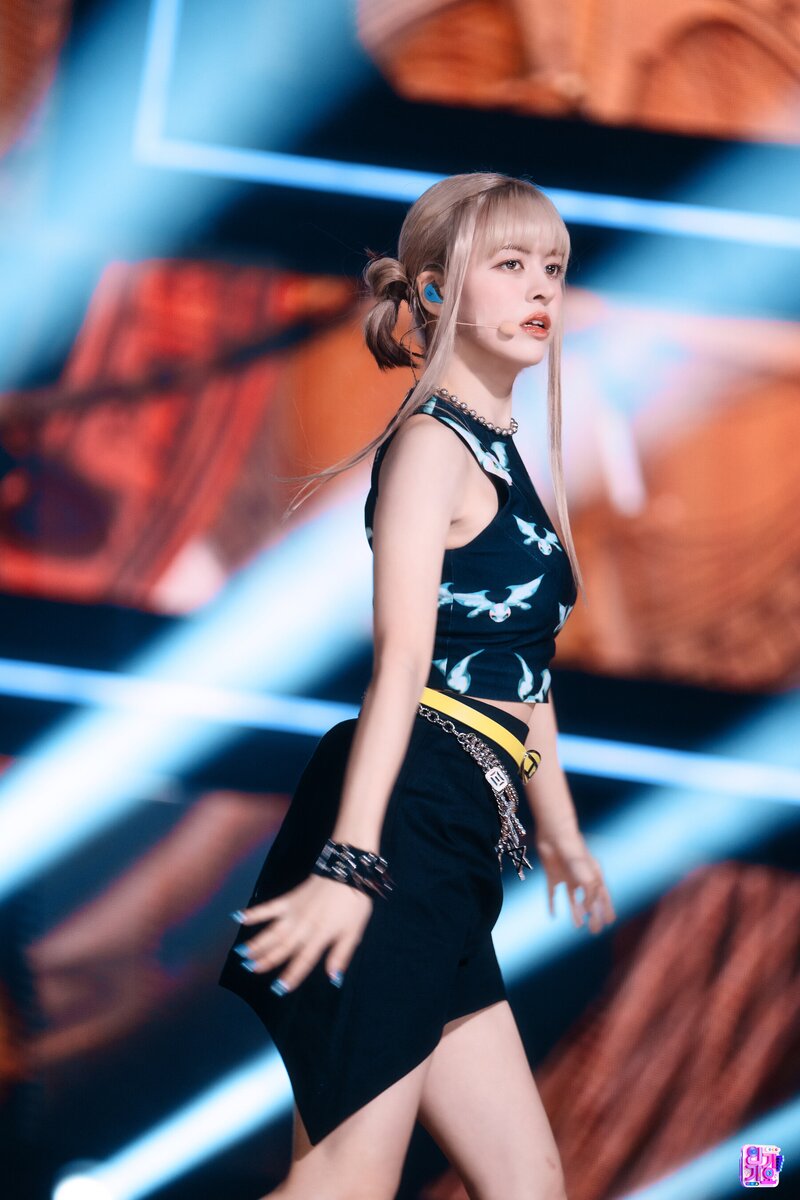 221002 NMIXX Lily - 'DICE' at Inkigayo documents 4