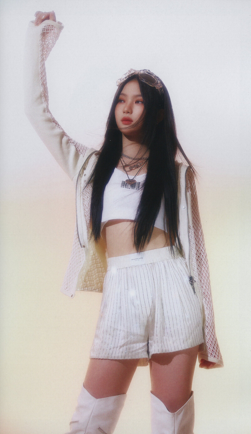 STAYC - Japan 3rd Single 'LIT' (Scans) documents 1